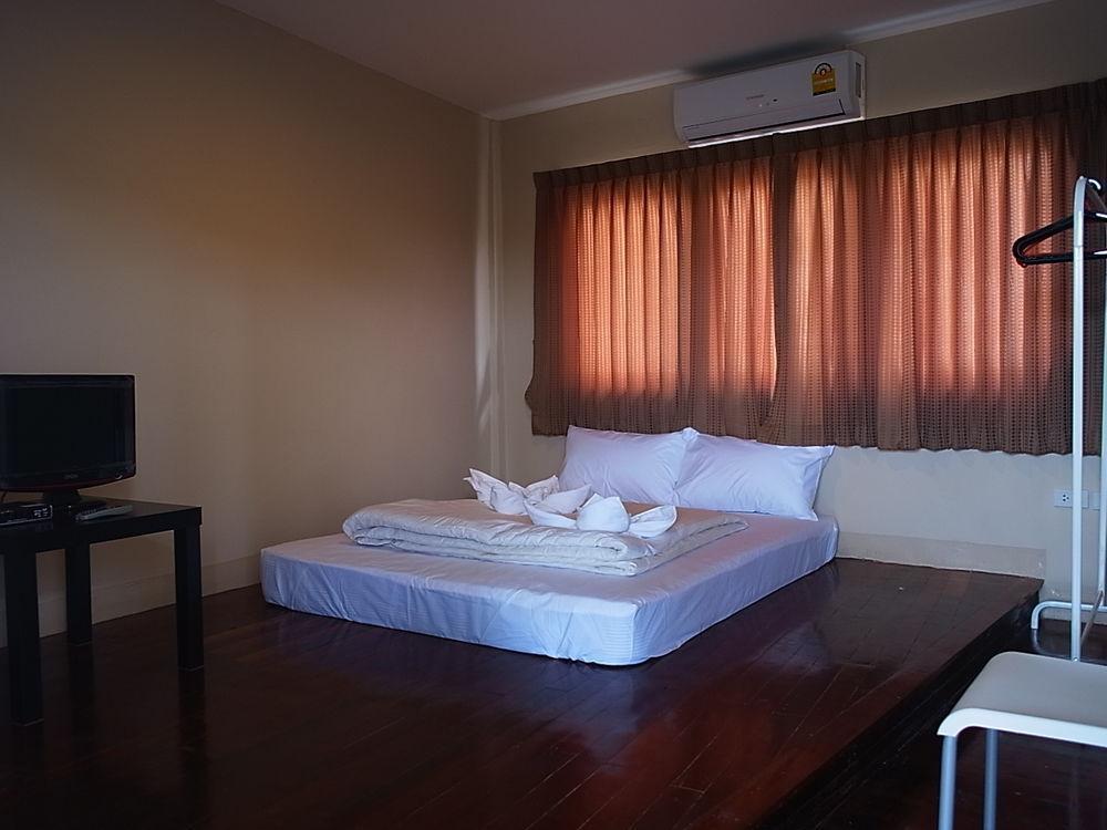 Vx The Fifty Hostel Bangkok Exterior photo