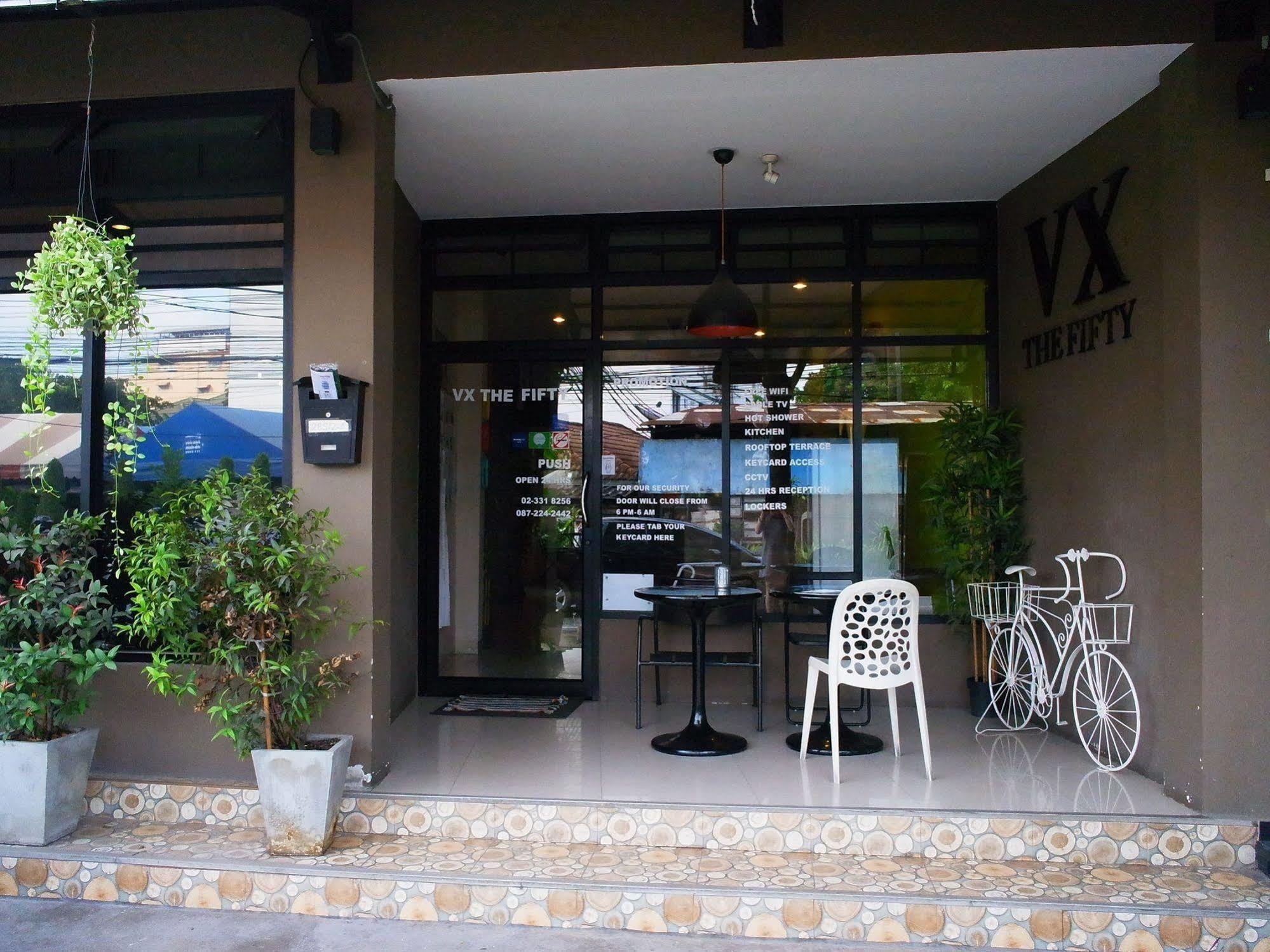 Vx The Fifty Hostel Bangkok Exterior photo