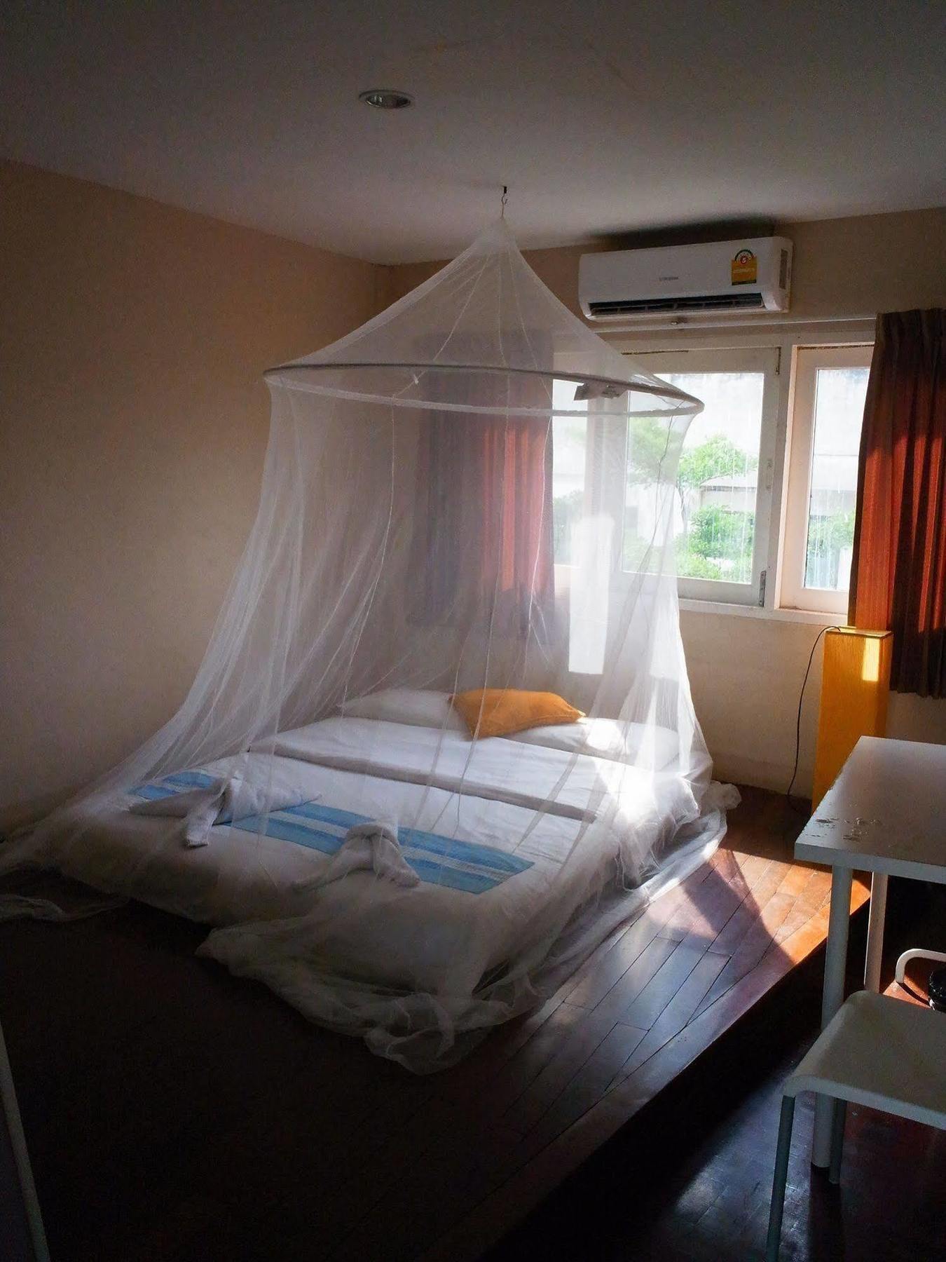 Vx The Fifty Hostel Bangkok Exterior photo