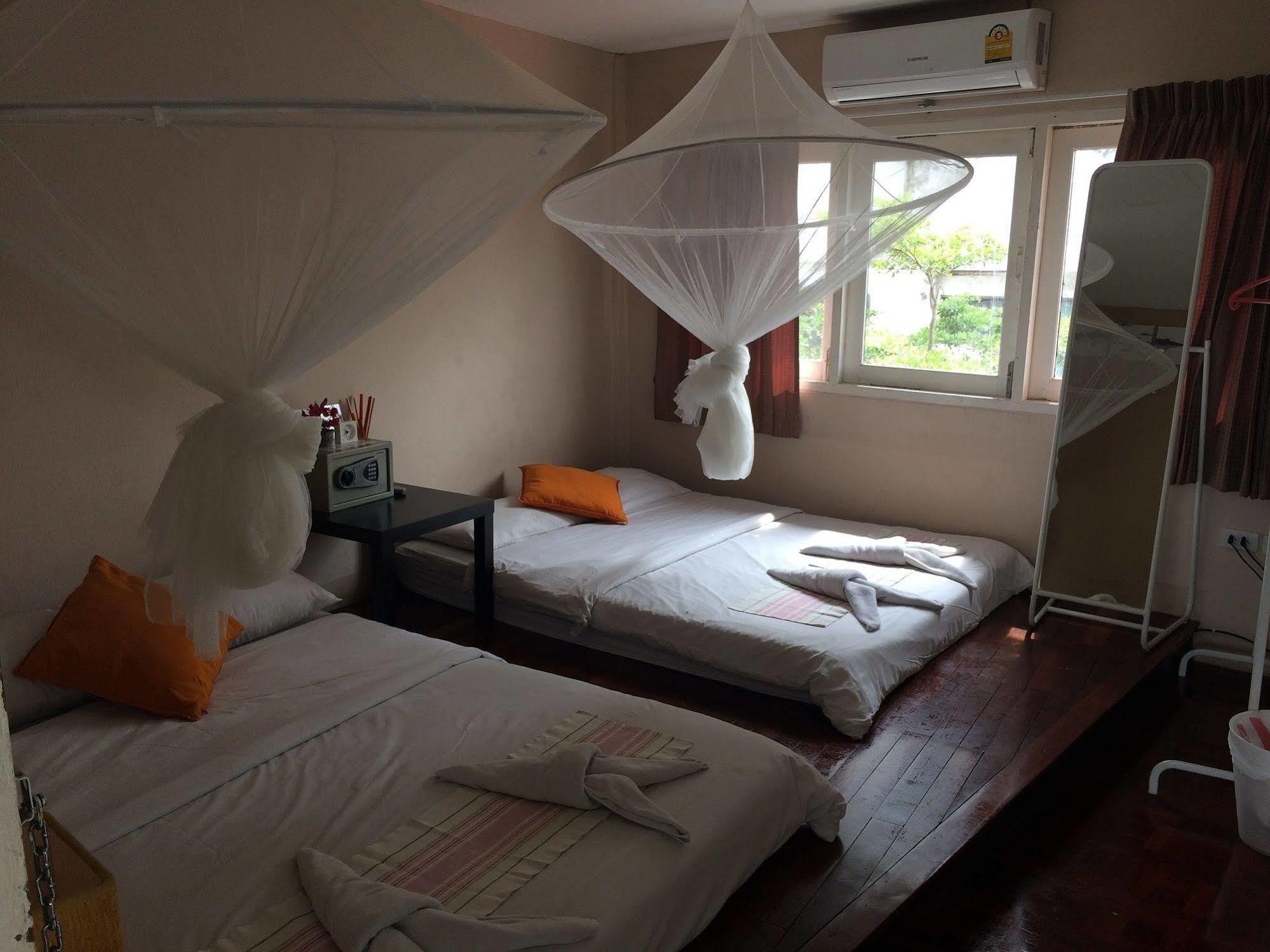 Vx The Fifty Hostel Bangkok Exterior photo