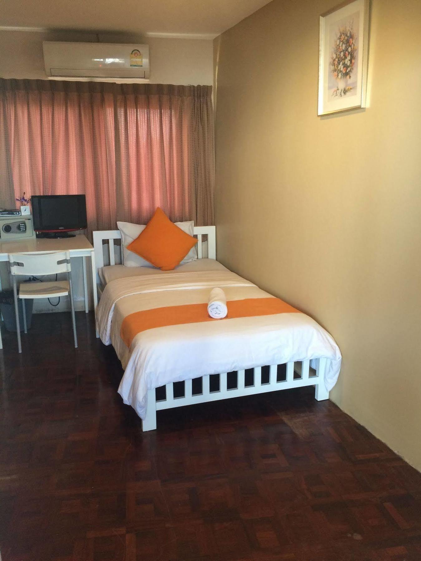 Vx The Fifty Hostel Bangkok Exterior photo