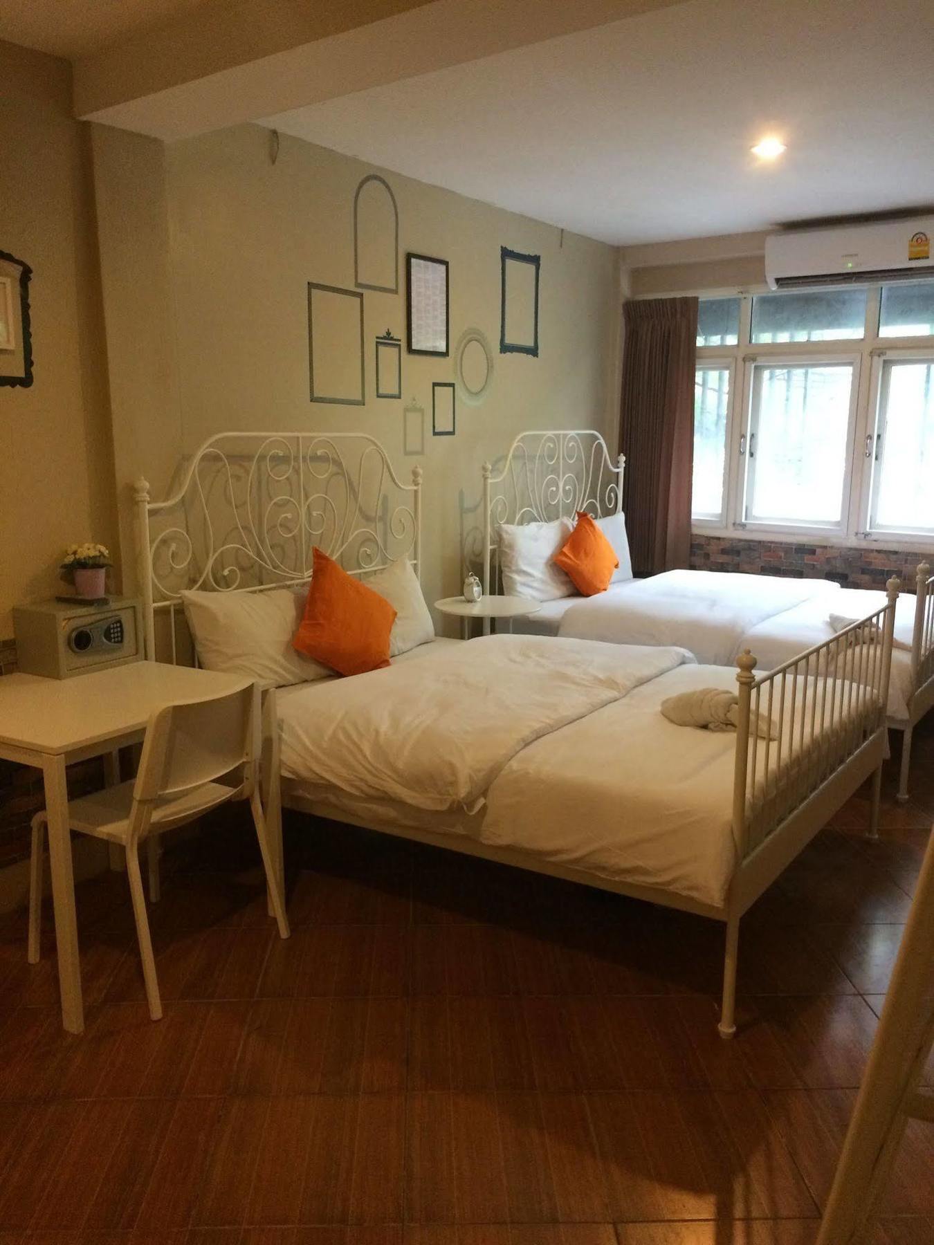 Vx The Fifty Hostel Bangkok Exterior photo